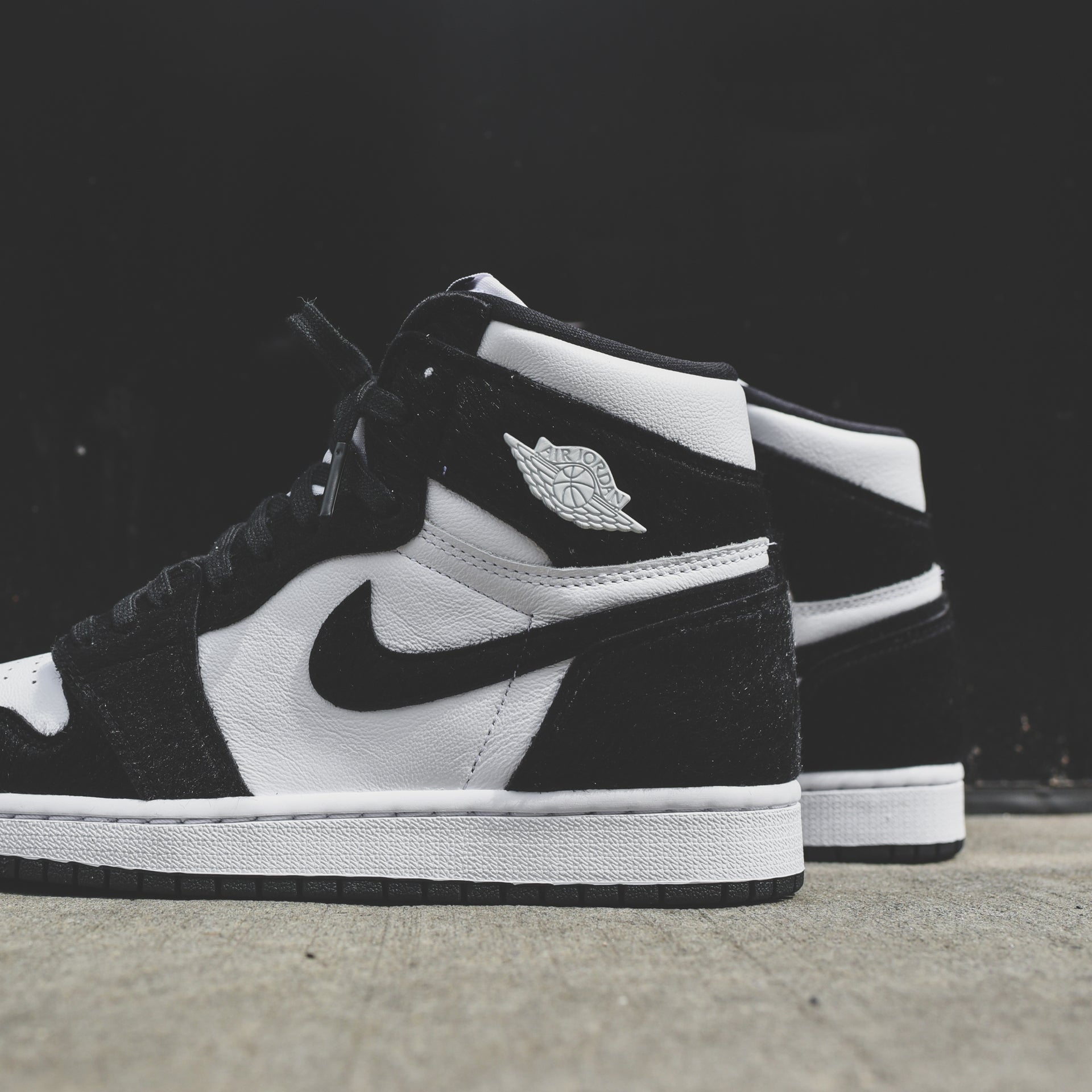 Nike WMNS Air Jordan 1 High OG - Black / Metallic Gold / White