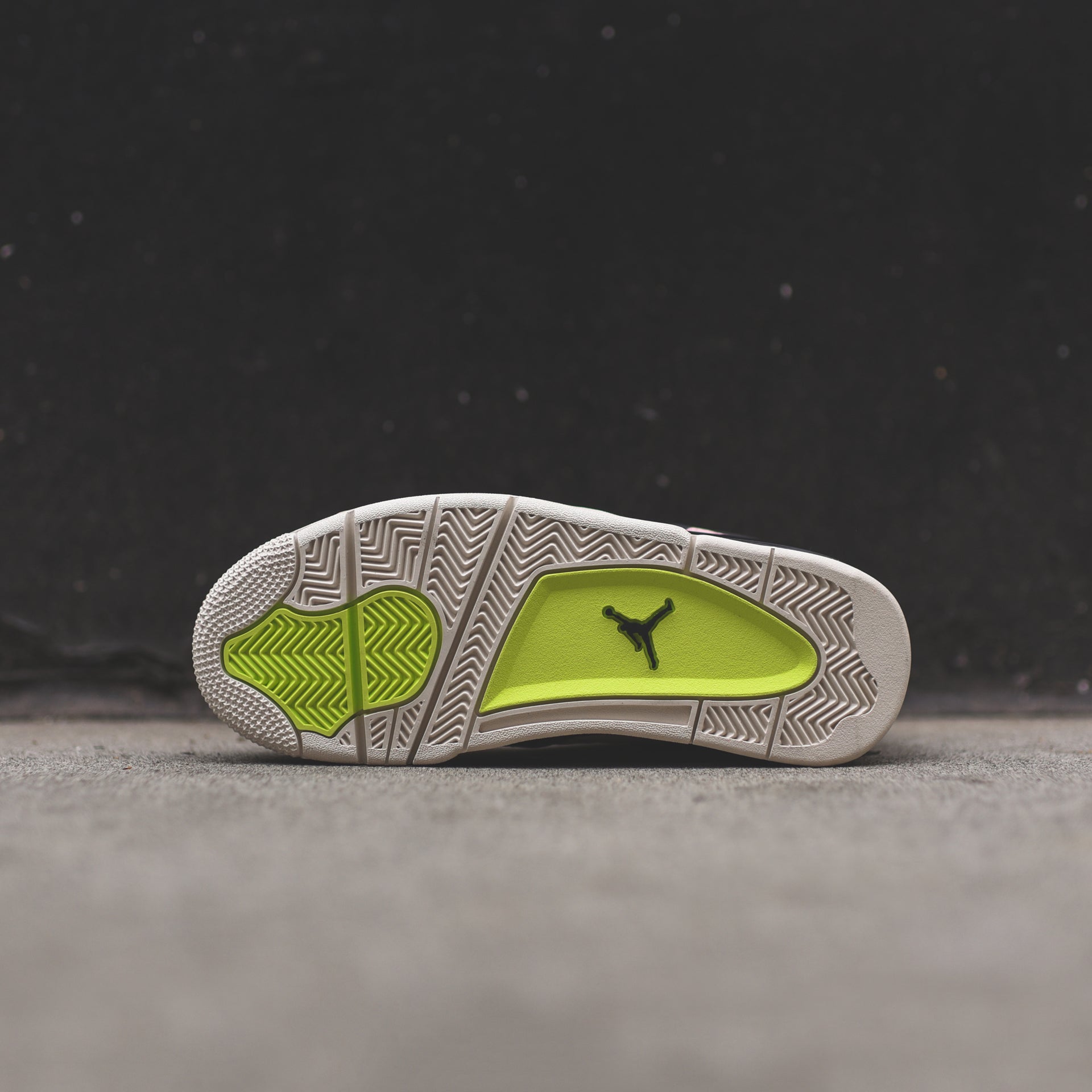 Nike WMNS Air Jordan 4 Retro - Silt Red / Black / Phantom / Volt