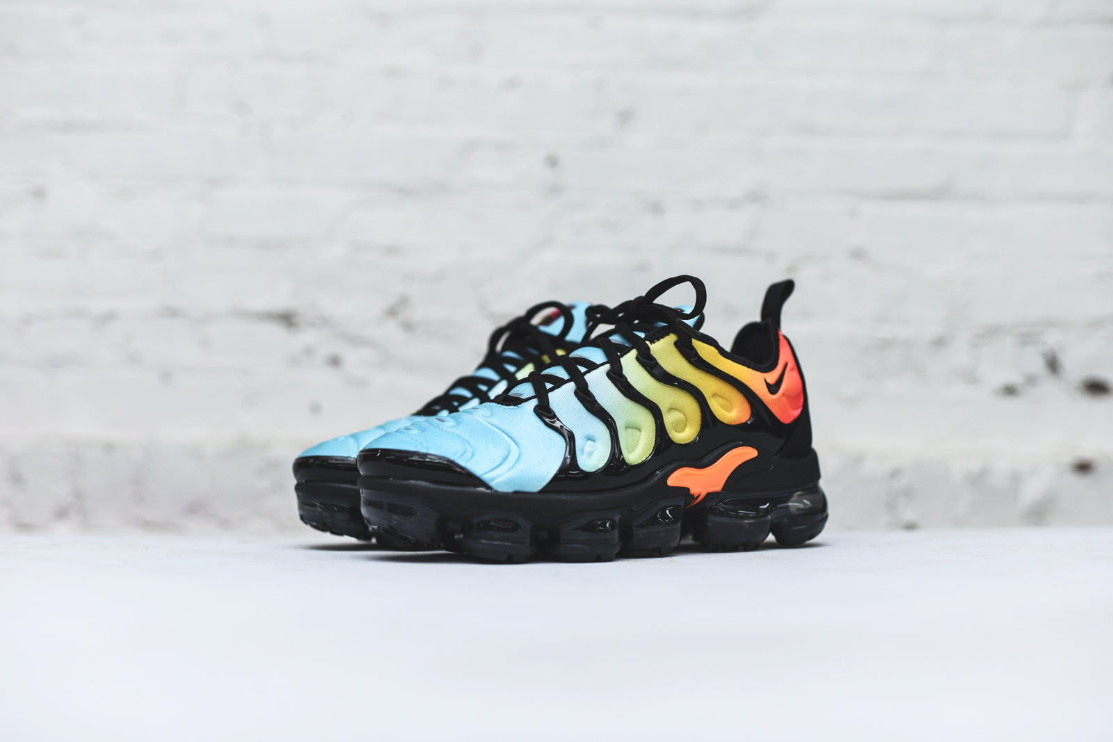 Nike WMNS Air Vapormax Plus - Black / Teal / Red