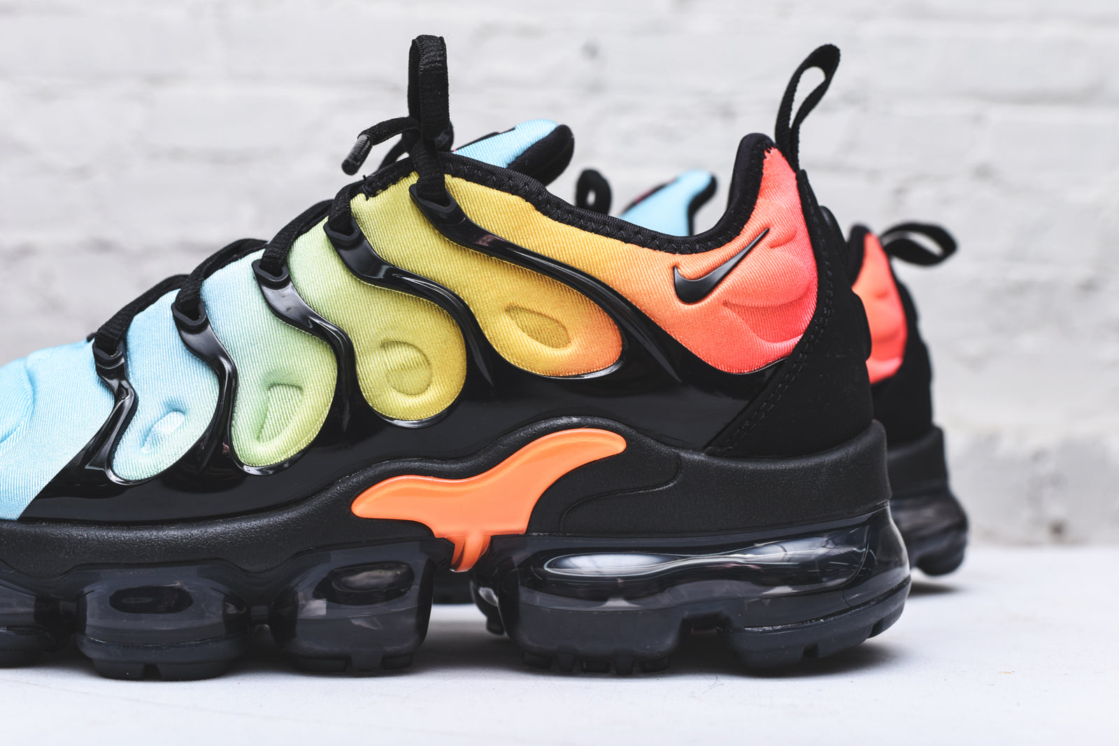 Nike WMNS Air Vapormax Plus - Black / Teal / Red