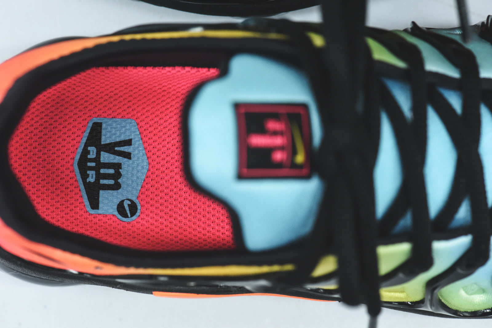 Nike WMNS Air Vapormax Plus - Black / Teal / Red