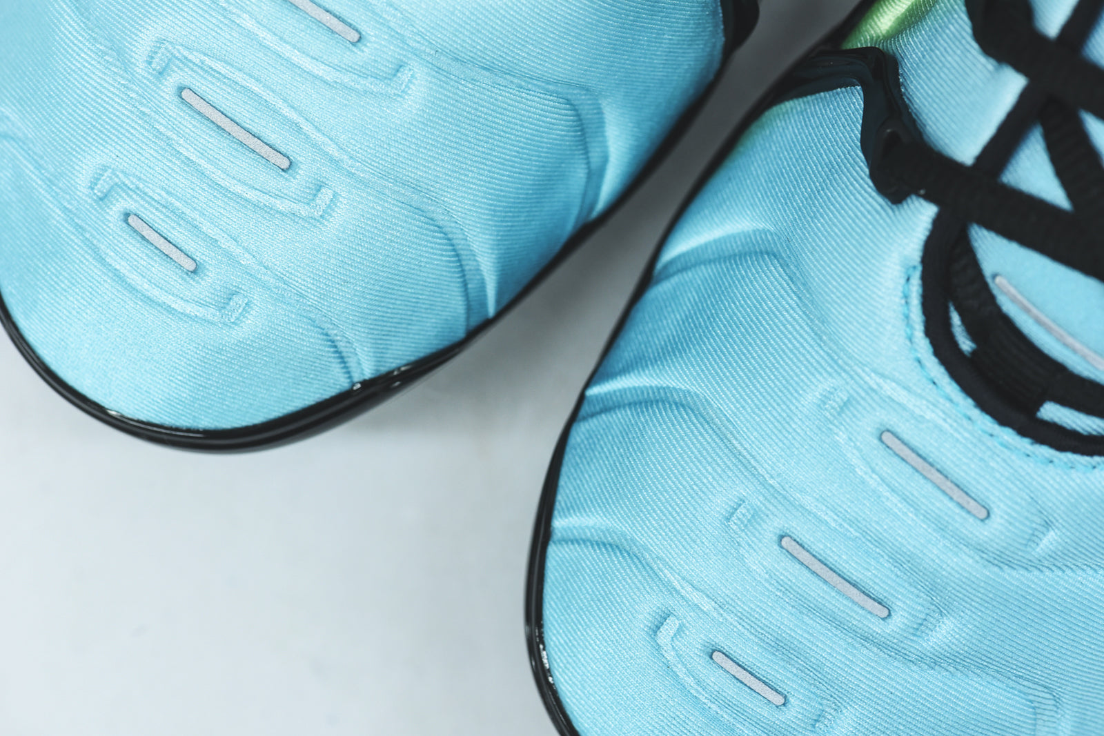 Nike WMNS Air Vapormax Plus - Black / Teal / Red