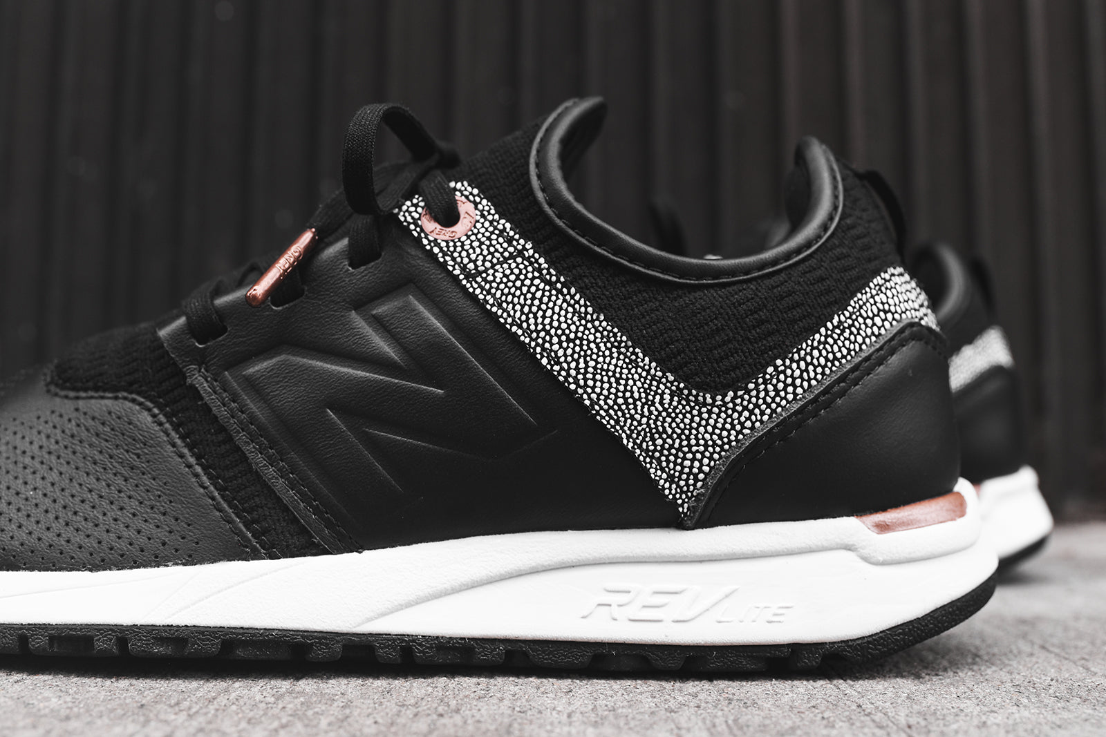 New Balance WMNS 247 - Black / Copper