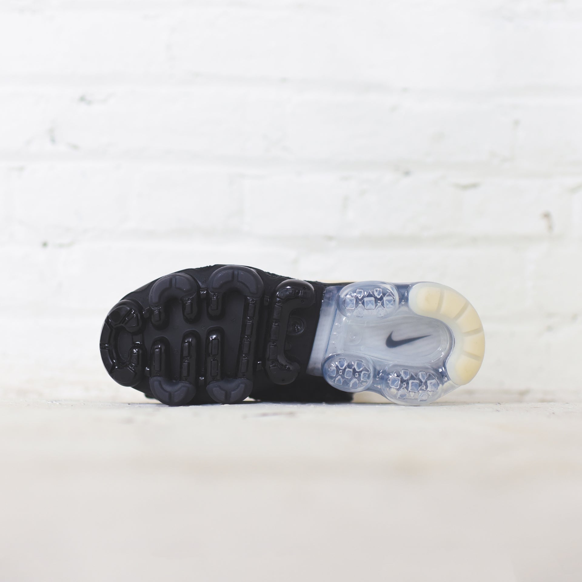 Nike WMNS Air VaporMax Flyknit Moc 2 - Black / Light Cream / White