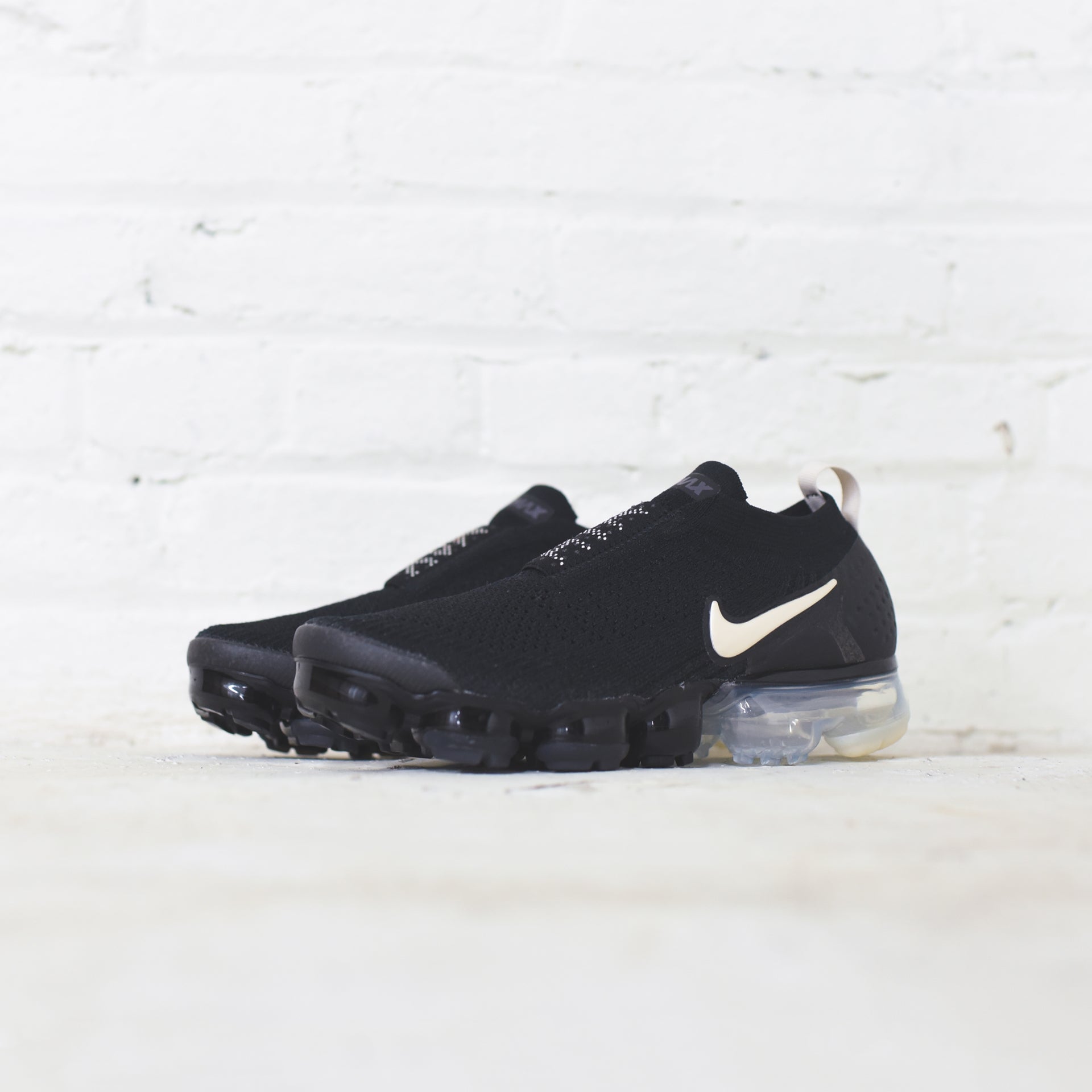 Nike WMNS Air VaporMax Flyknit Moc 2 - Black / Light Cream / White