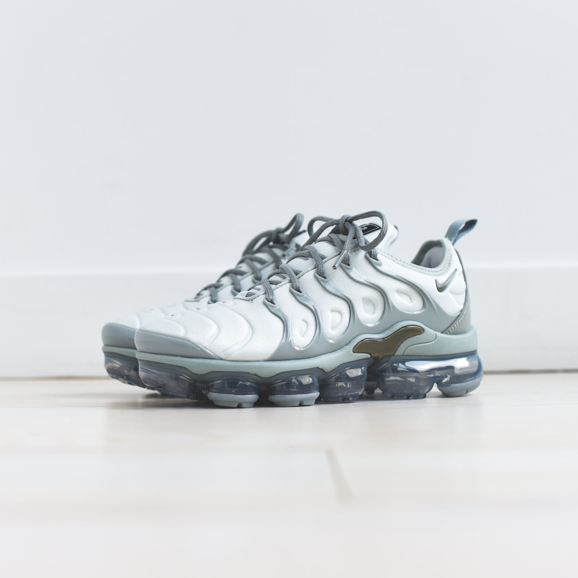 vapor max women grey